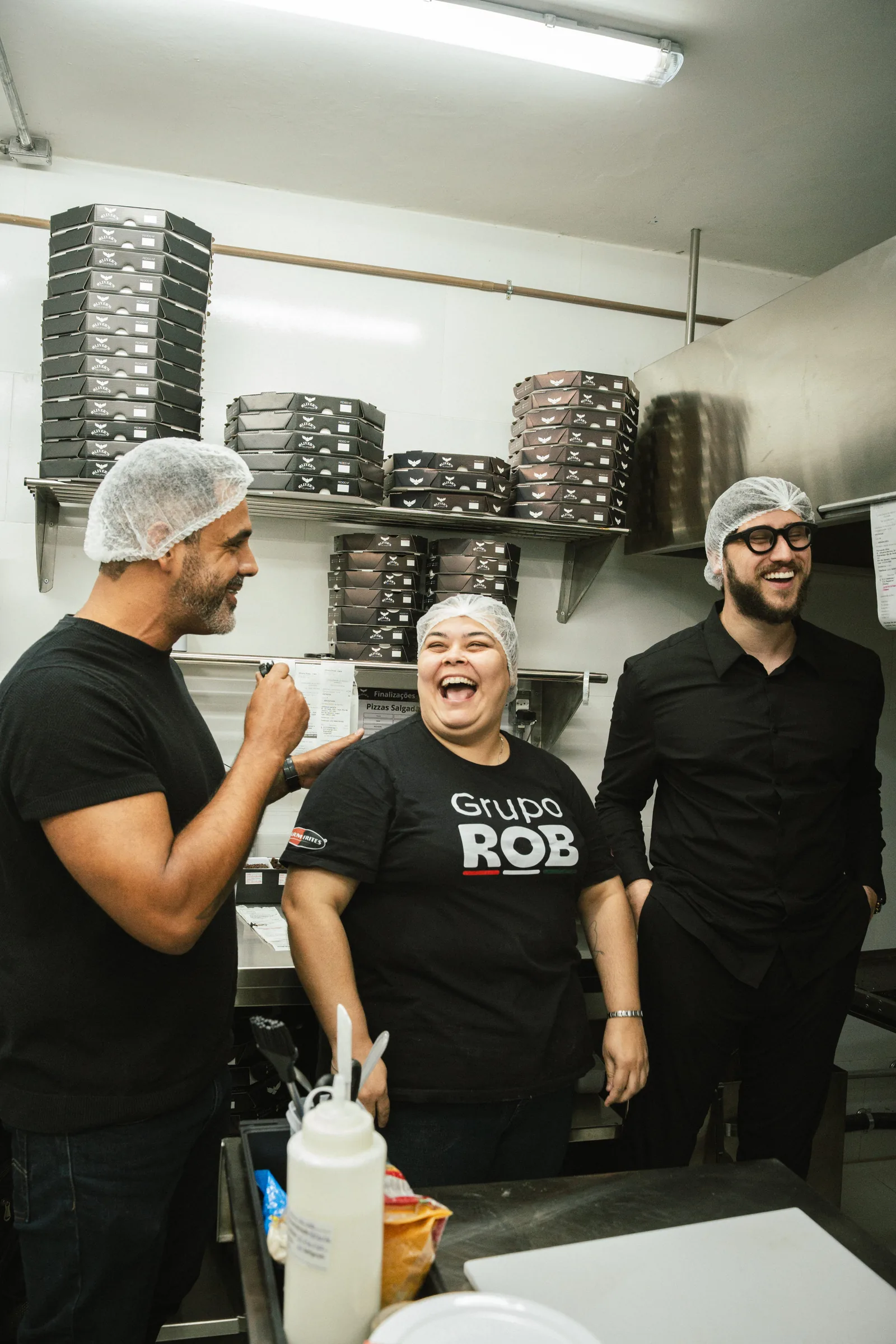 Equipe Øliver's na cozinha de uma unidade