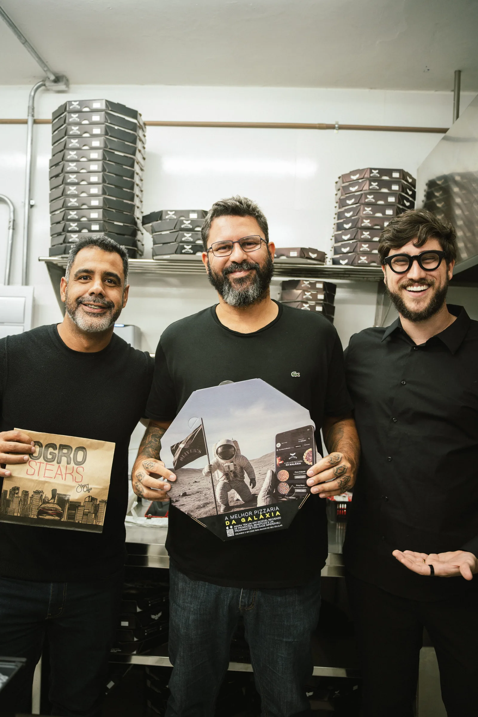 Equipe Øliver's segurando a identidade da marca