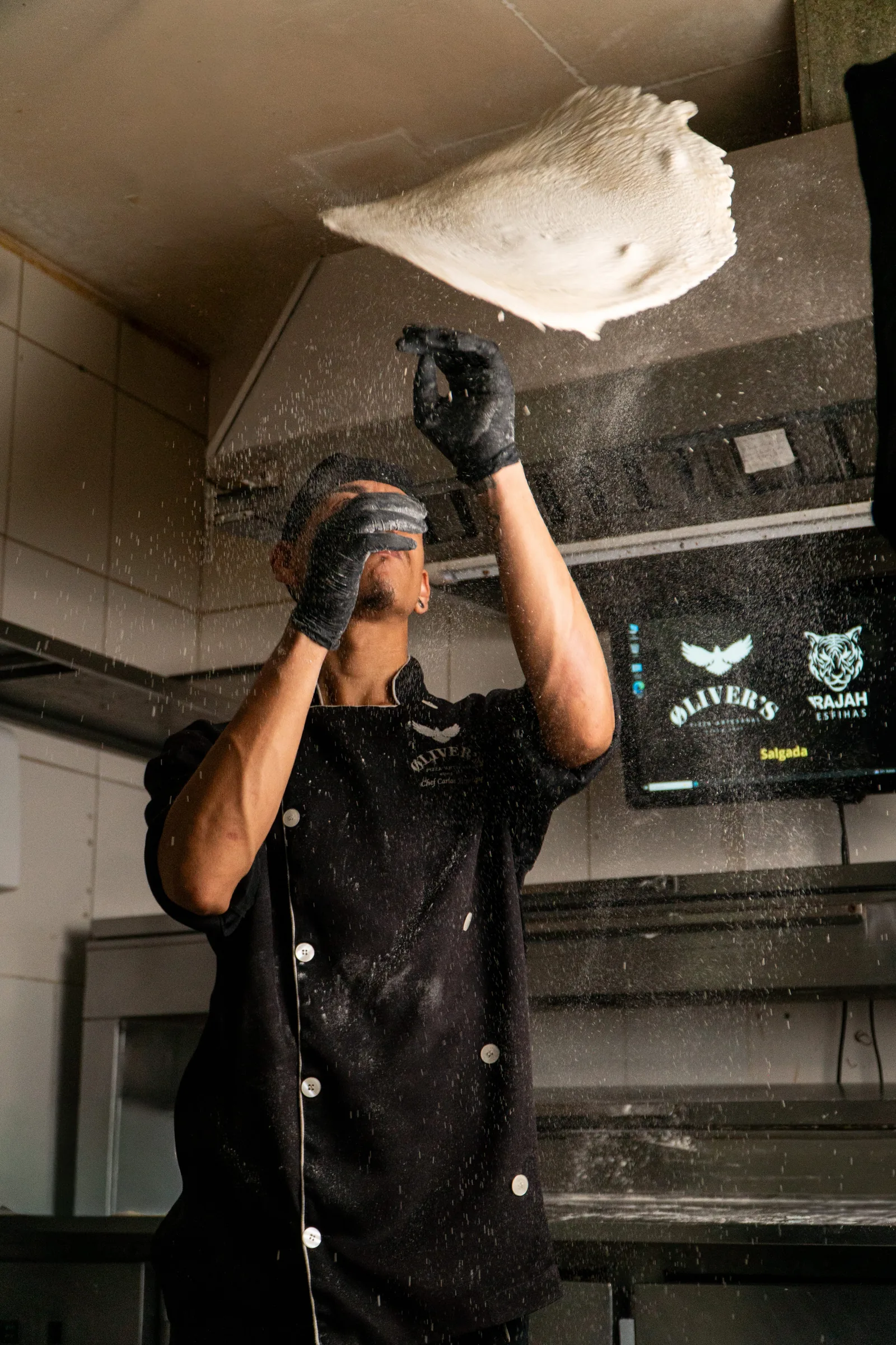 Pizzaiolo Øliver’s preparando massa artesanal na cozinha