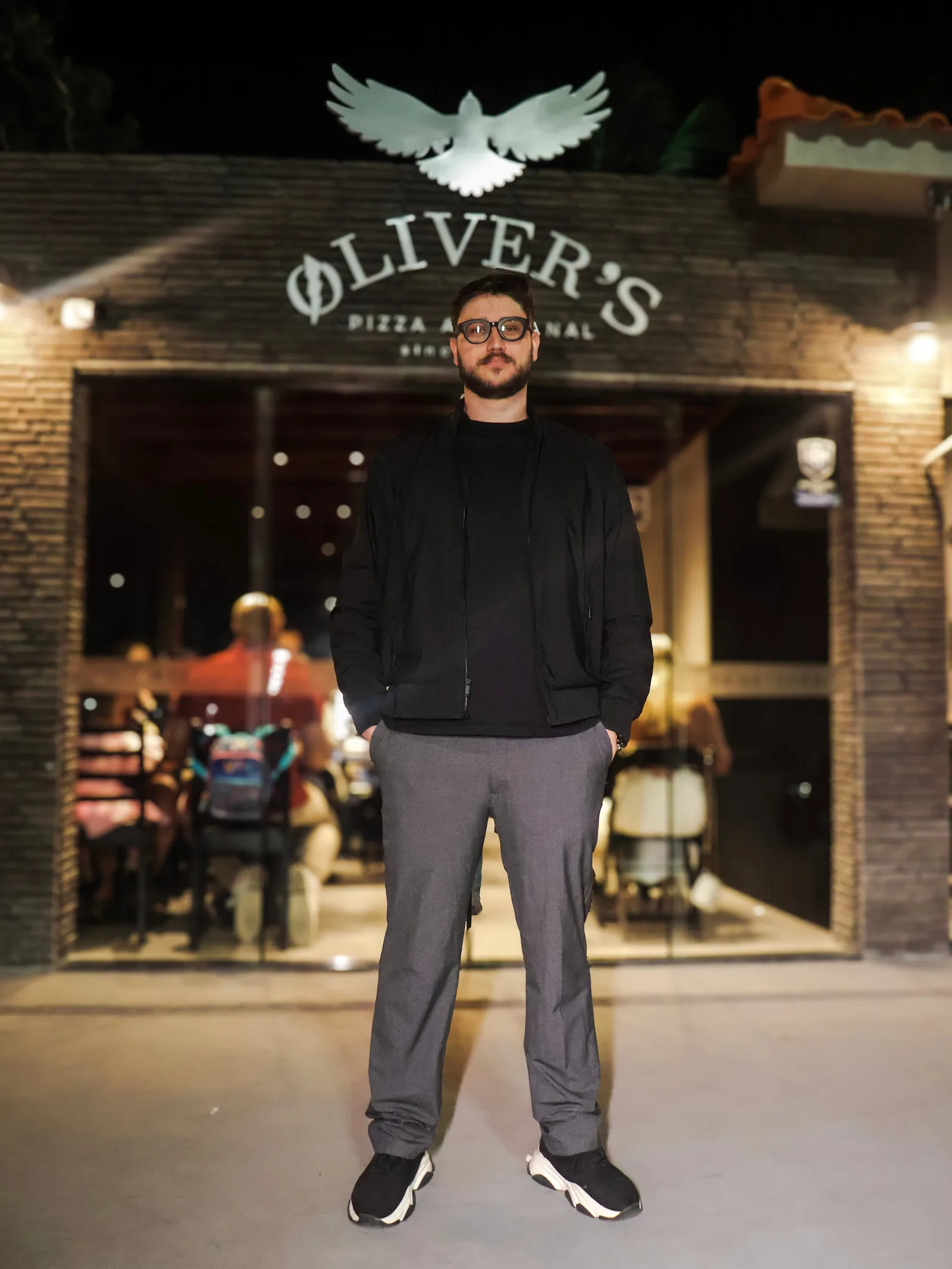Sócio Øliver's em frente a uma unidade