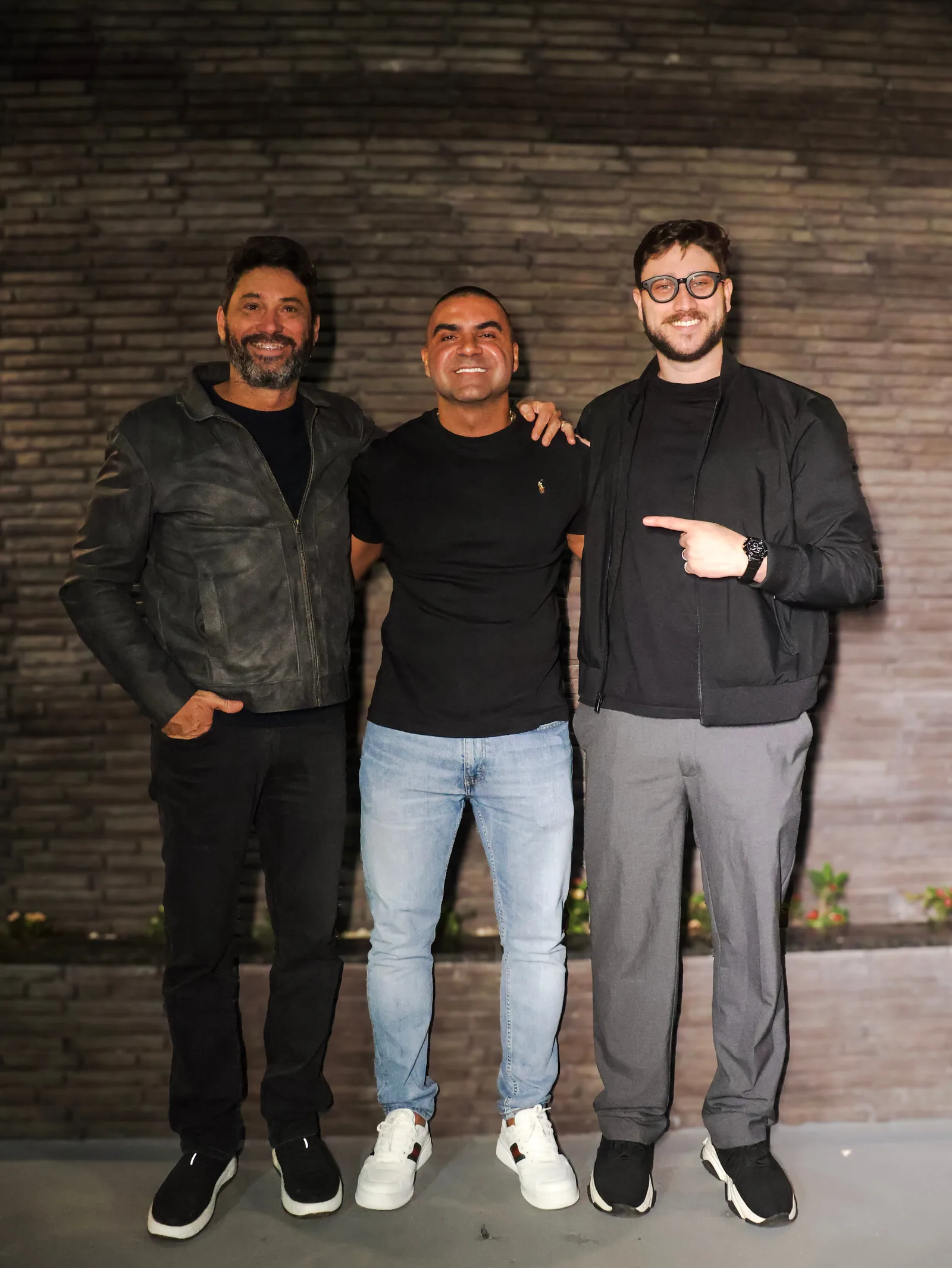Sócios fundadores da Øliver's na frente de uma unidade