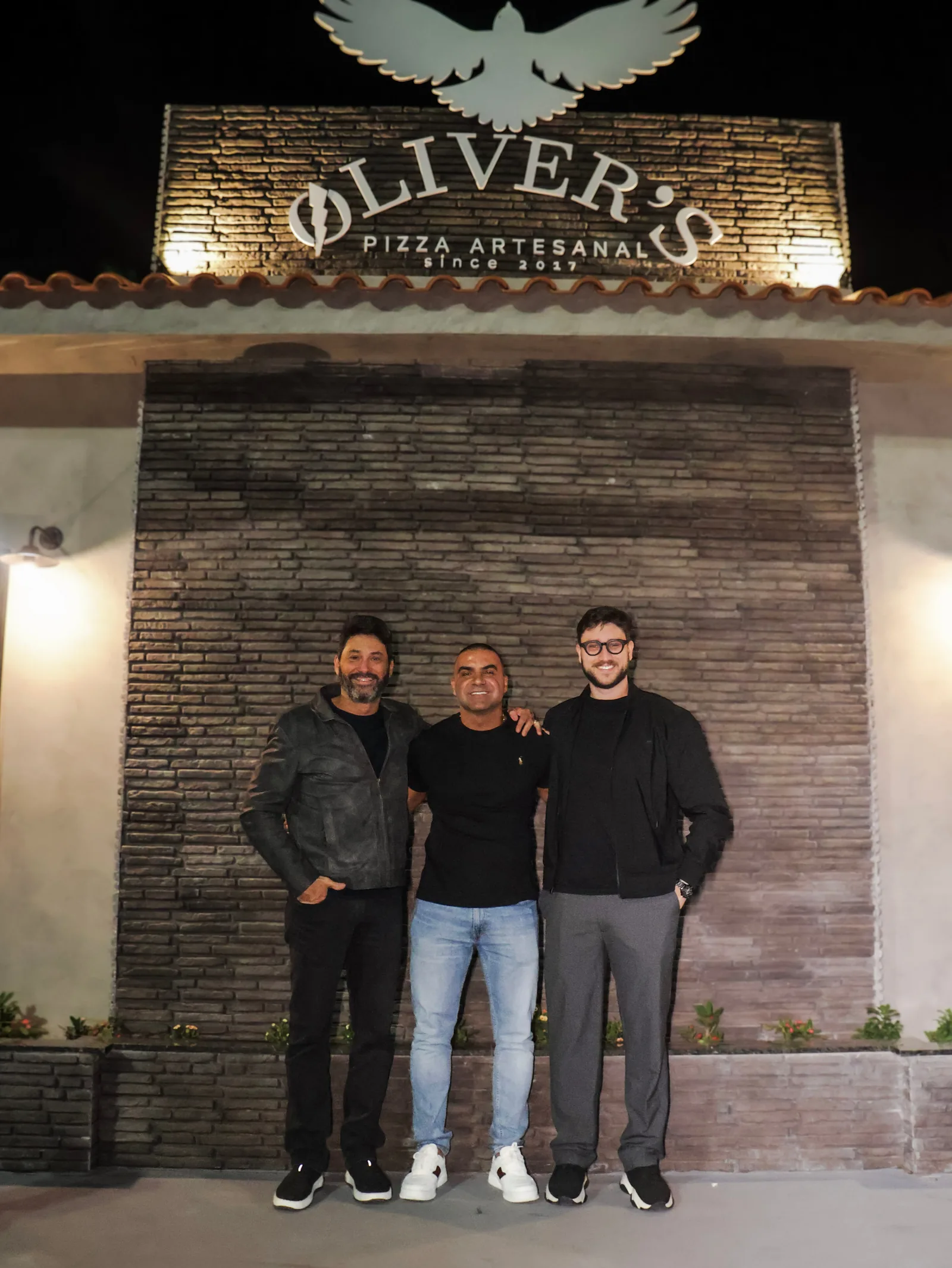 Sócios da Øliver’s Pizza na entrada de uma unidade Øliver’s