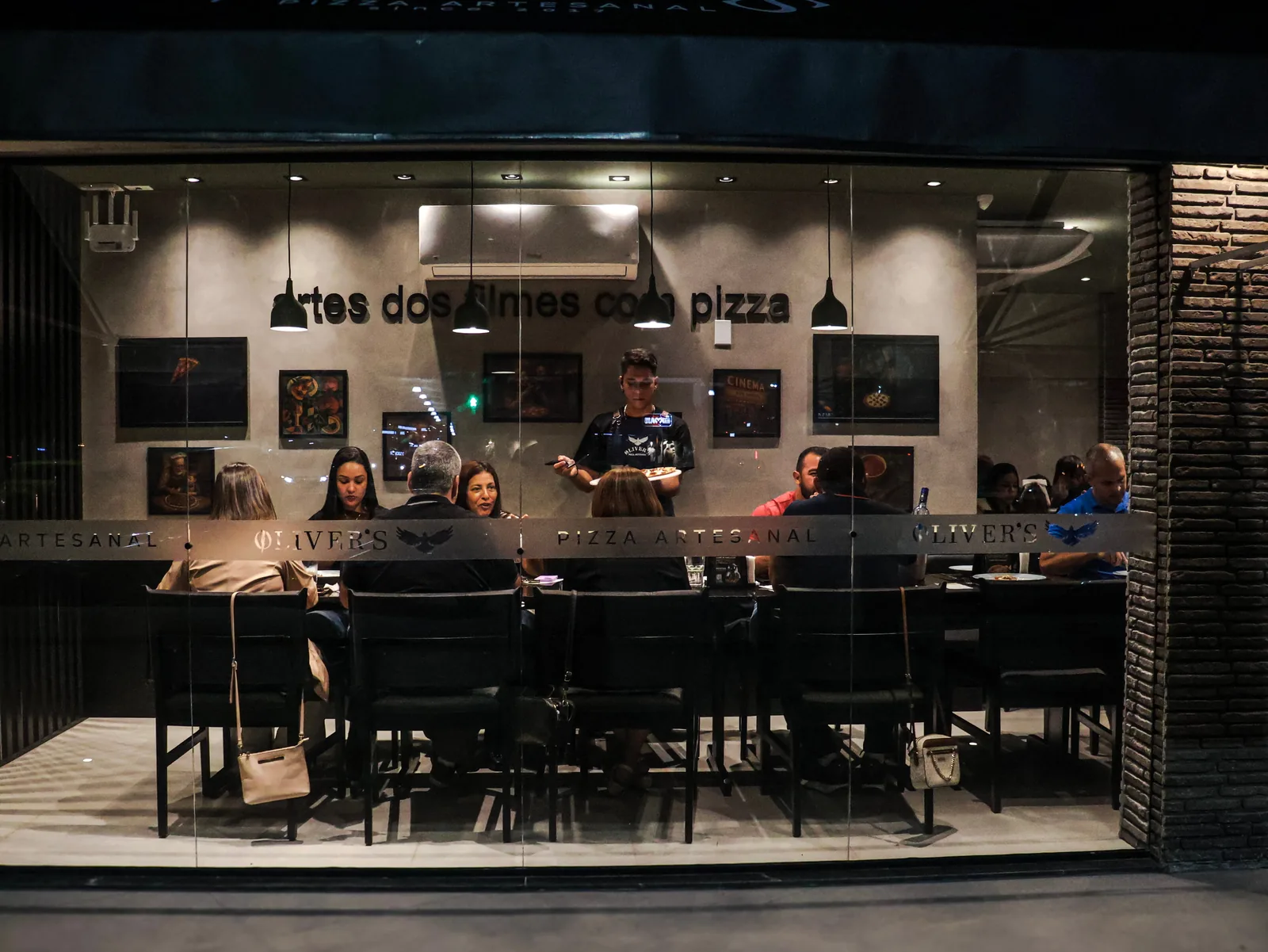 Fachada de uma unidade Øliver’s vista da rua à noite