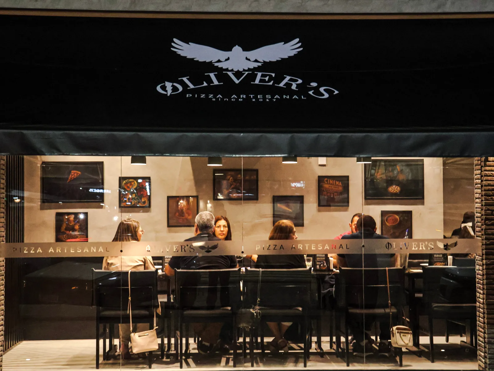 Vitrine de uma unidade Øliver’s com o brasão águia no toldo