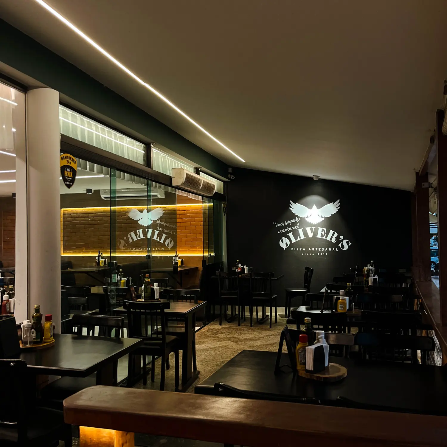 Interior de uma unidade da rede Pizzarias Øliver’s